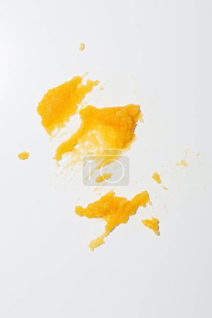 Téléchargez les photos : Fond blanc avec gommage swatch cosmétiques orange - en image libre de droit