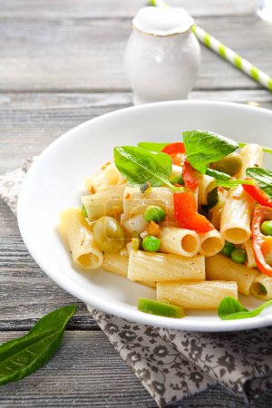 Téléchargez les photos : Pâtes végétaliennes aux légumes dans un bol, savoureux aliments sains - en image libre de droit