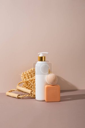 Foto de Gel de ducha y fibra natural esponja concepto de baño - Imagen libre de derechos