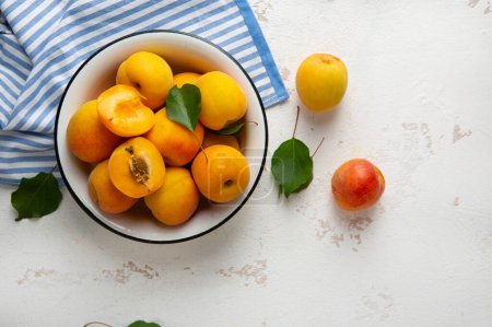 Téléchargez les photos : Abricots frais mûrs dans un bol vue du dessus - en image libre de droit