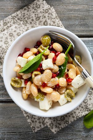 Téléchargez les photos : Légumes salade de feta de haricots blancs dans un bol, nourriture - en image libre de droit