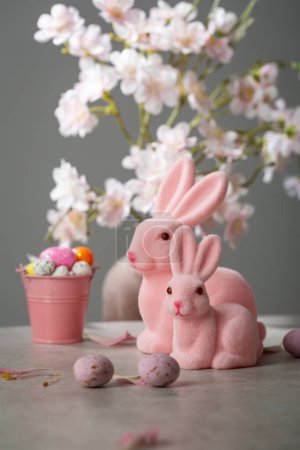 Foto de Rosa Ester conejito decoración huevos caramelo flores vacaciones concepto - Imagen libre de derechos