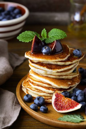 Téléchargez les photos : Empiler les crêpes au petit déjeuner avec figues et miel, gros plan - en image libre de droit