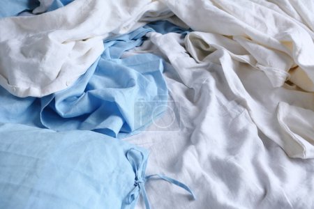 Téléchargez les photos : Linge de lit tissu texture fond blanc et bleu - en image libre de droit