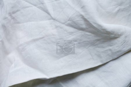 Téléchargez les photos : Linge de lit vêtements texture tissu fond blanc - en image libre de droit