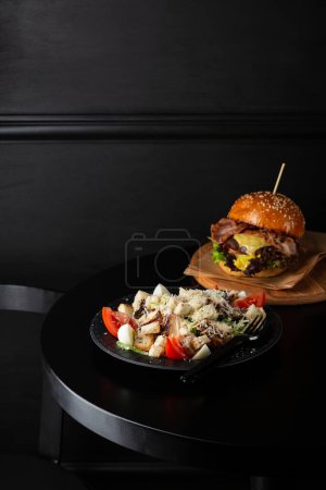 Téléchargez les photos : Vue rapprochée de la salade César avec espace pour copier la viande de poulet - en image libre de droit