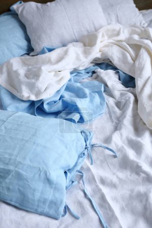 Téléchargez les photos : Linge de lit blanc et bleu naturel chambres confortables - en image libre de droit