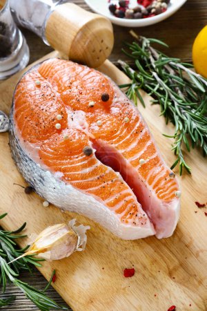 Téléchargez les photos : Steak cru de saumon sur une planche à découper, nourriture - en image libre de droit