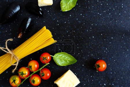 Téléchargez les photos : Spaghettis non cuits aux légumes, vue sur le dessus - en image libre de droit
