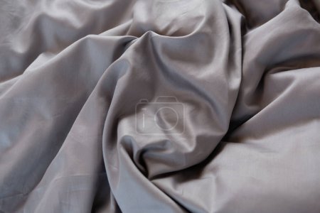 Foto de Primer plano de fondo de satén gris ropa de cama - Imagen libre de derechos