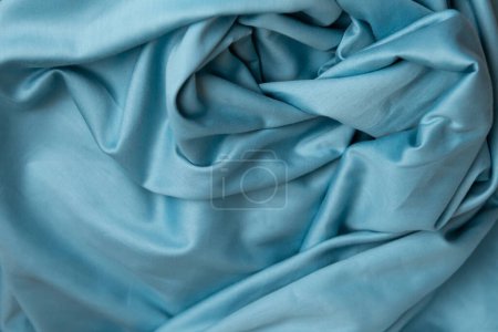 Téléchargez les photos : Gros plan des vêtements de literie fond satin bleu - en image libre de droit