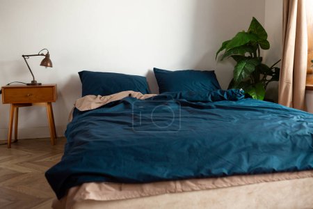 Téléchargez les photos : Draps en coton bicolore pour le lit vert foncé et marron - en image libre de droit