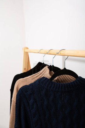 Foto de Suéter de verruga de invierno y percha primer plano concepto de ropa - Imagen libre de derechos