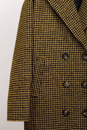 Téléchargez les photos : Détail d'un manteau en laine avec boutons - en image libre de droit