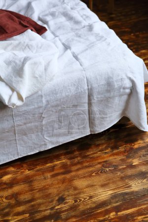 Foto de Funda blanca sobre la cama juego de lino blanco textil natural - Imagen libre de derechos