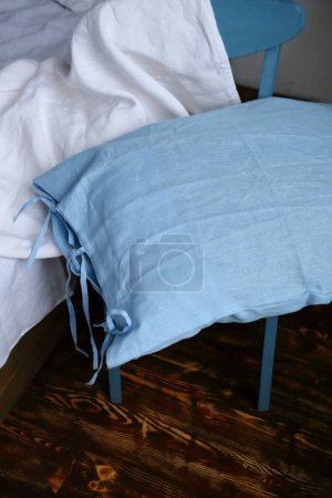 Foto de Almohada de lino azul en ropa de cama de dormitorio ropa blanca - Imagen libre de derechos