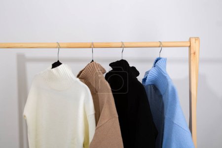 Téléchargez les photos : Quatre pulls chauds vêtements - en image libre de droit
