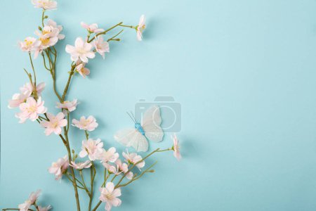 Téléchargez les photos : Fond en papier bleu printemps et fleurs roses - en image libre de droit