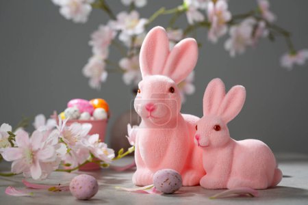 Téléchargez les photos : Deux fleurs de lapin rose Ester décor concept de vacances - en image libre de droit