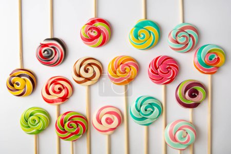 Foto de Espiral lolly pops candy on light surface - Imagen libre de derechos