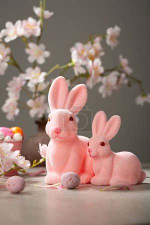 Foto de Huevos de chocolate de Pascua en cesta y decoración de conejo rosa - Imagen libre de derechos