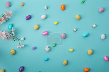 Téléchargez les photos : Petits oeufs de Pâques en chocolat fleurs fond de vacances et fleurs - en image libre de droit