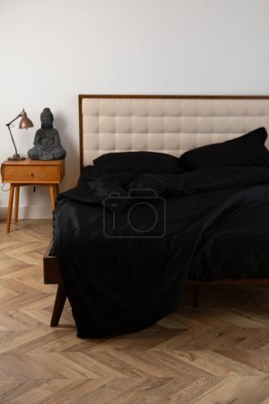Foto de Textura de ropa de cama arrugada negra en la cama - Imagen libre de derechos