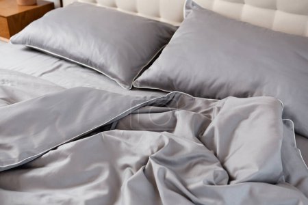 Téléchargez les photos : Texture de linge de lit gris satiné avec des vagues tissu matin salissant - en image libre de droit