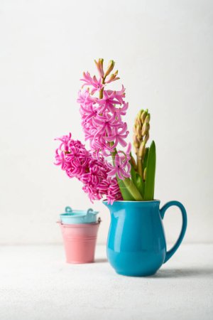 Foto de Flores de jacinto rosa en una jarra azul vacaciones de primavera - Imagen libre de derechos