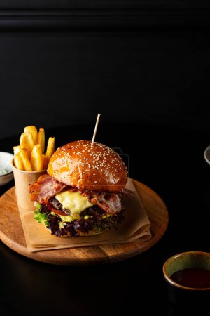 Téléchargez les photos : Un délicieux hamburger au fromage et au bacon - en image libre de droit