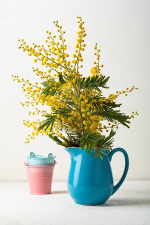 Foto de Mimosa flores en una jarra azul vacaciones de primavera - Imagen libre de derechos