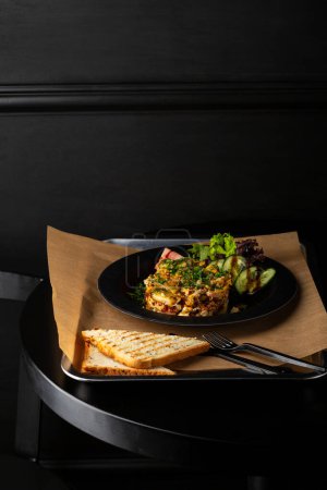 Téléchargez les photos : Œufs brouillés aux champignons pour le petit déjeuner dans une assiette espace de copie de pain de salade frais - en image libre de droit