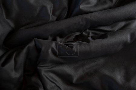 Foto de Textura de ropa de cama arrugada negra con ondas - Imagen libre de derechos