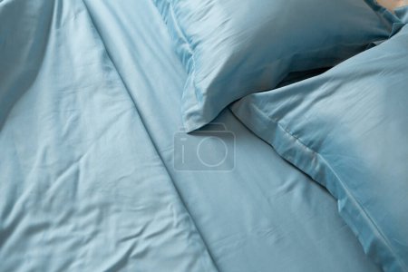 Foto de Primer plano de la cama desordenada tela arrugada de algodón azul - Imagen libre de derechos