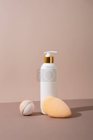 Téléchargez les photos : Pot cosmétique blanc mousse de bain et gant de toilette - en image libre de droit