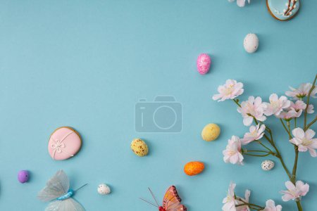 Foto de Huevos y galletas de fondo de cocnept de Pascua en espacio de copia de superficie azul - Imagen libre de derechos