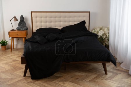 Téléchargez les photos : Linge satin noir sur oreillers et couverture coton textile matin chambre - en image libre de droit