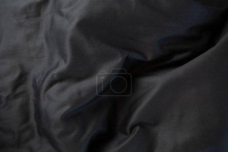 Foto de Ropa de cama de satén negro algodón textil mañana desordenado - Imagen libre de derechos