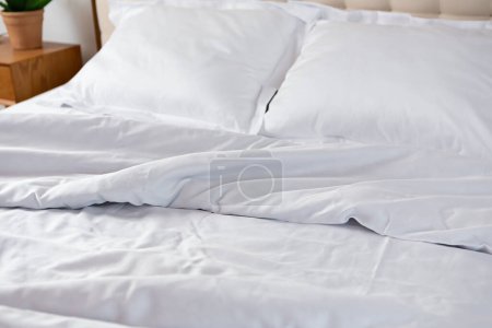 Téléchargez les photos : Linge de lit en coton blanc sur le lit concept désordonné du matin - en image libre de droit