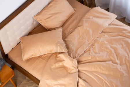 Téléchargez les photos : Pêche coton linge de lit textile sur le lit matin salissant - en image libre de droit