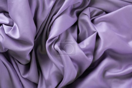 Téléchargez les photos : Tissu satiné lilas ondes de gros plan - en image libre de droit