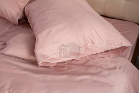 Téléchargez les photos : Oreillers en coton rose en lin de lit gros plan - en image libre de droit