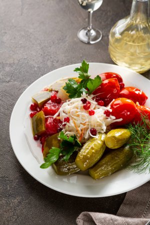 Téléchargez les photos : Concombre de chou mariné et tomates sur assiette - en image libre de droit
