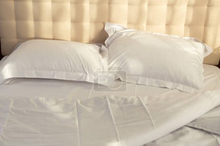 Téléchargez les photos : Froissé linge de lit blanc routine du matin - en image libre de droit