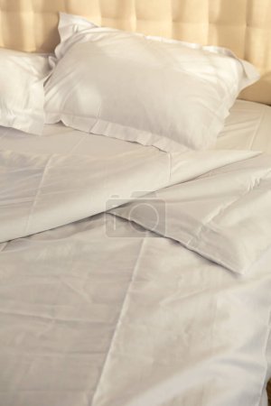 Téléchargez les photos : Froissé linge de lit blanc routine du matin en plein soleil - en image libre de droit