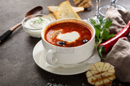 Téléchargez les photos : Soupe solyanka rouge avec différents types d'aliments à base de viande - en image libre de droit