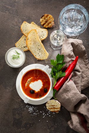 Téléchargez les photos : Vue aérienne Soupe solyanka rouge avec différents types d'aliments à base de viande - en image libre de droit