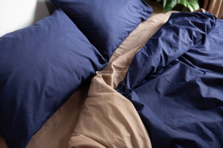 Téléchargez les photos : Deux vêtements de lit en coton lavé de couleur dans la chambre matin salissant - en image libre de droit