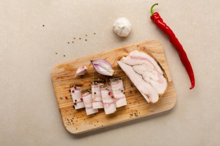 Foto de Vista aérea de la carne de cerdo rebanada salada delicatessen con alimentos de especias - Imagen libre de derechos