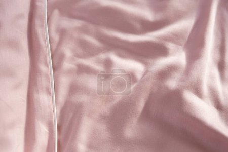 Foto de Tela de lino de cama de satén rosa pálido fondo seda - Imagen libre de derechos